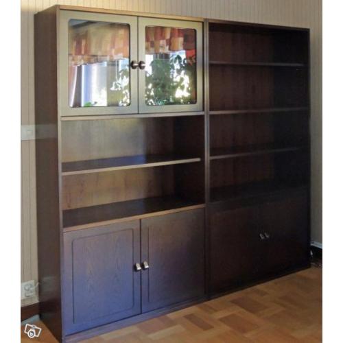 Bokylla med vitrinskåp