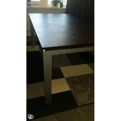 Bord och äkta handknutna mattor i ull speglar