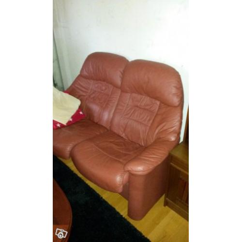 Skinnsoffa och skinnfåtölj med fotpall