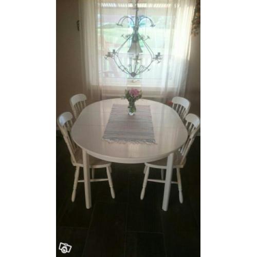 Köksbord med 4 stolar