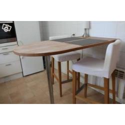 Köksbord med två stolar