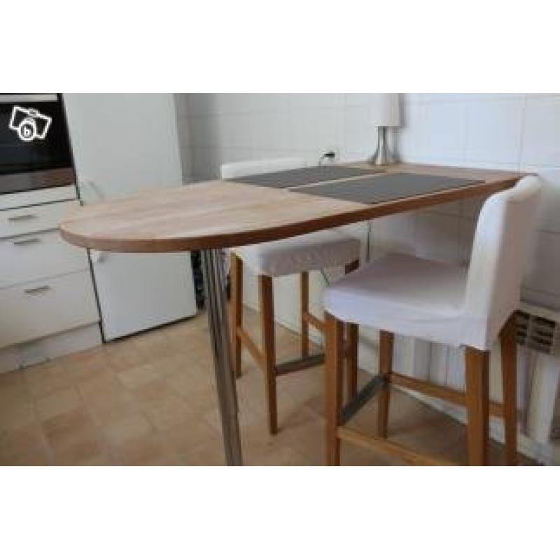 Köksbord med två stolar
