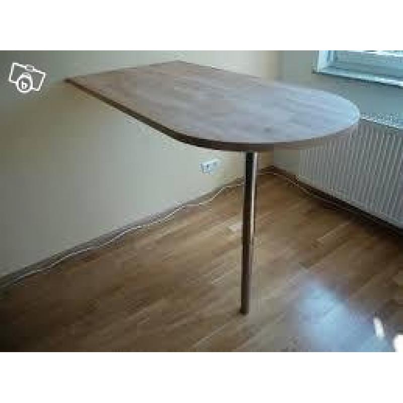 Köksbord med två stolar
