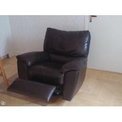 En härlig reclinerfåtölj och större brickbord