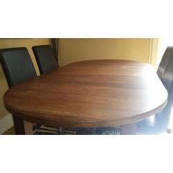 Unikt matbord i massiv Valnöt