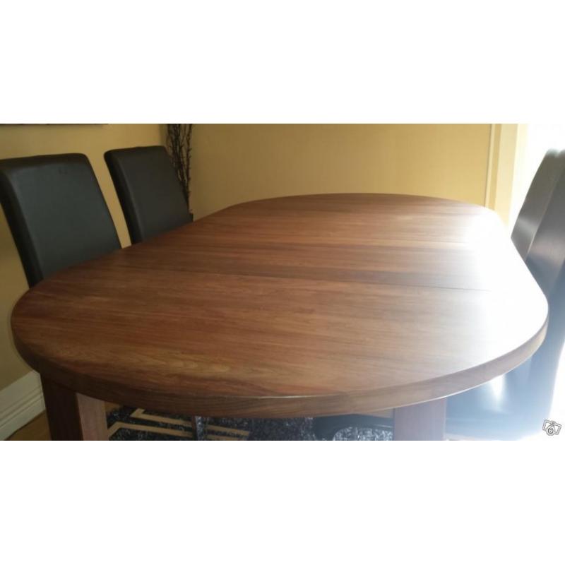 Unikt matbord i massiv Valnöt