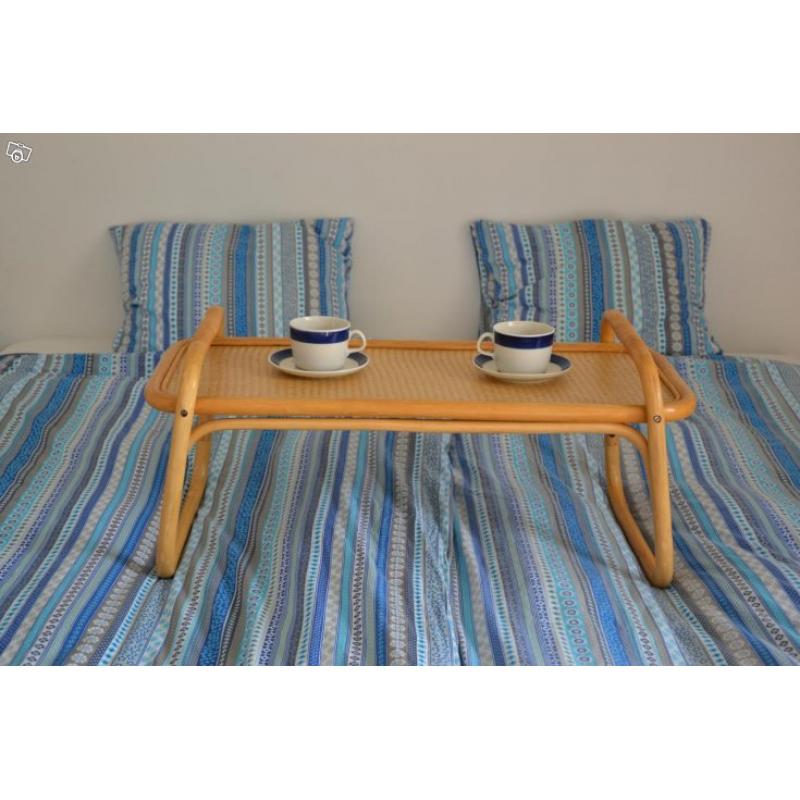 Soffbord teak, sängbricka rotting, stolar