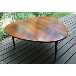 Skrivbord, soffbord och litet bord