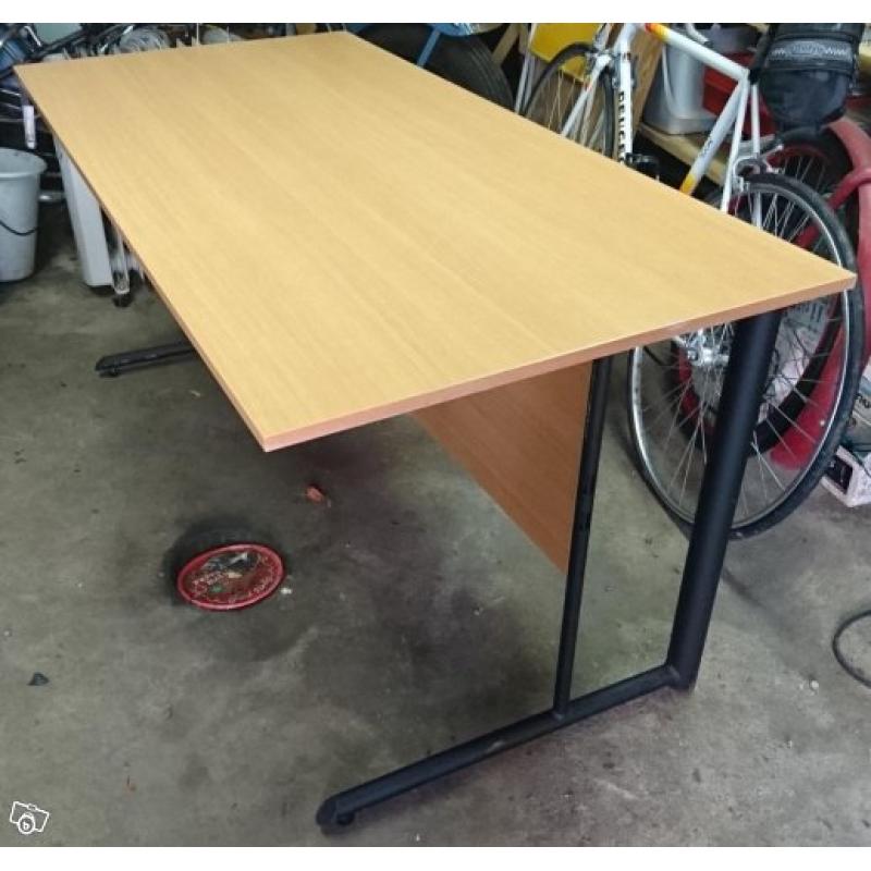 Skrivbord, soffbord och litet bord