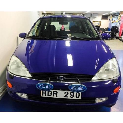 Ford Focus 1.6/ Nybesikt/ Nyservad/ Fint skic -00