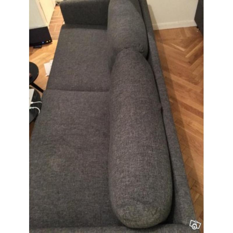 Snygg, grå, tresitsig soffa från Mio