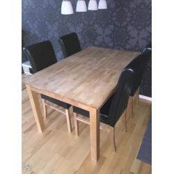Matbord i trä och 4 stolar