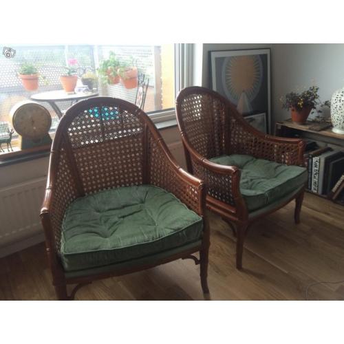 Vackra fåtöljer med rottingrygg