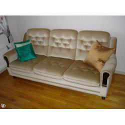 Matsalsbord - stolar - soffa - bokhylla -