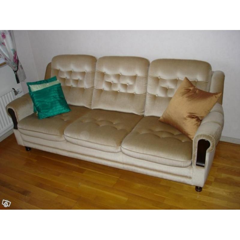 Matsalsbord - stolar - soffa - bokhylla -