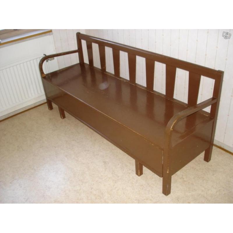 Matsalsbord - stolar - soffa - bokhylla -