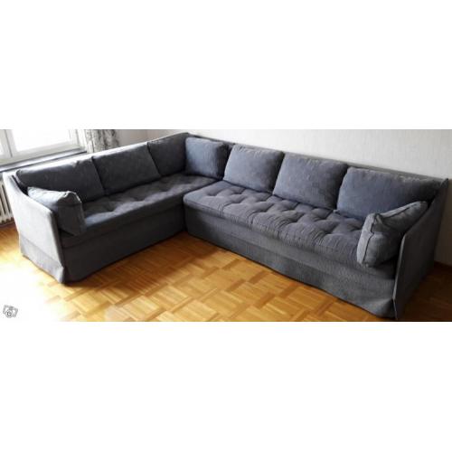 Hörnbäddsoffa, golvlampa, skåp med bokhylla