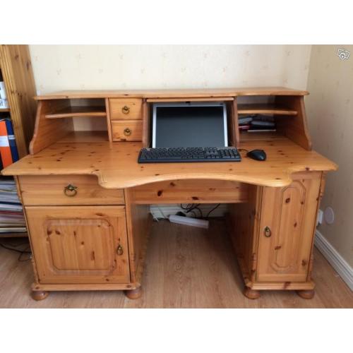 Furumöbler datorbord, vitrinskåp, hylla mm
