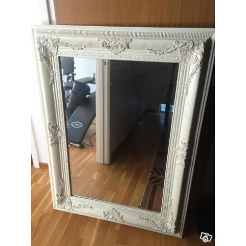 Soffa, sängbord och spegel