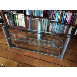 Modern TV-bänk glas & Kinnarps kontorsstol