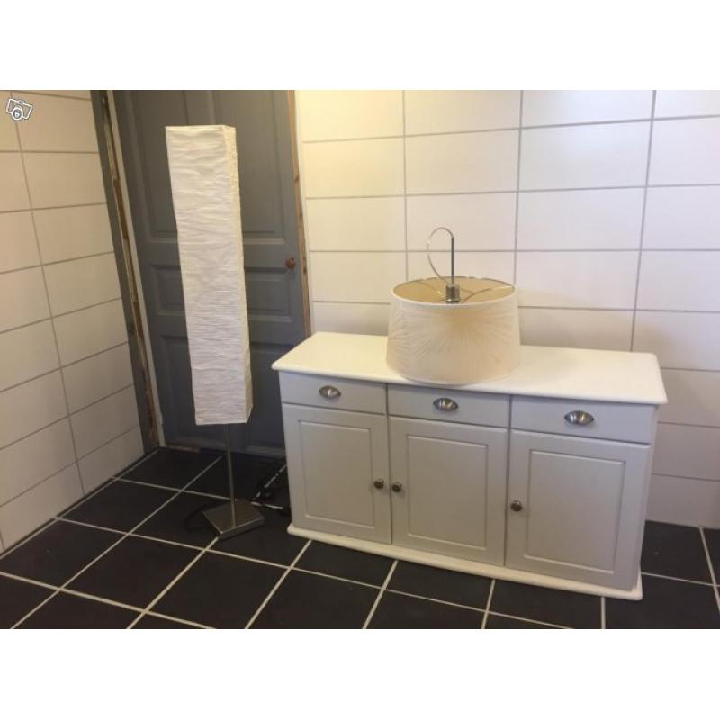 Skåp taklampa golvlampa