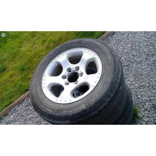 Däck med fälg king cab navara