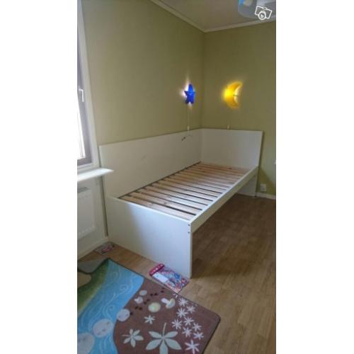 Bord stolar syskonvagn säng