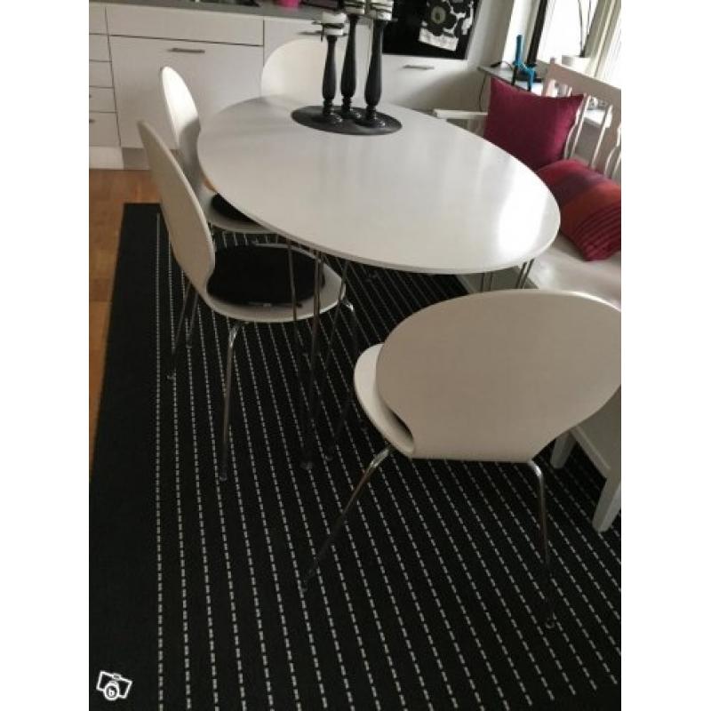 Bord och stolar i vitt med stålben