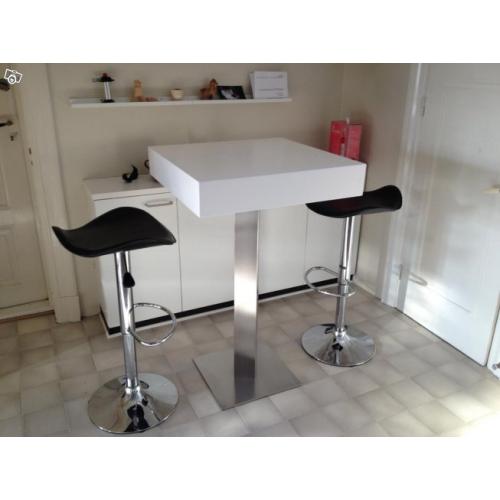 Barbord med 2 stolar