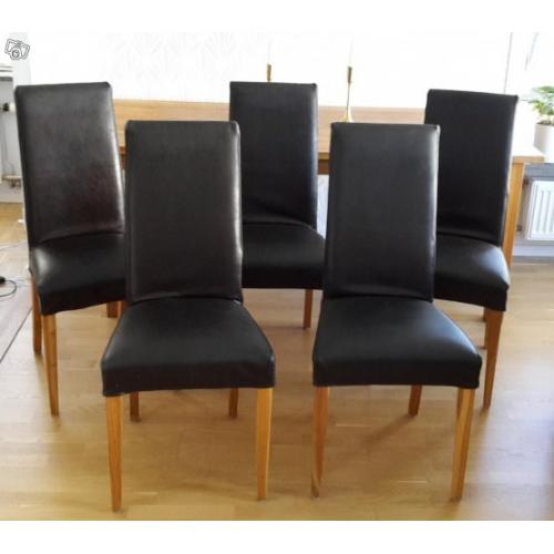 Fem stolar med svart läderklädsel