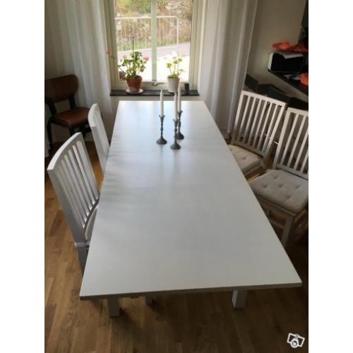 Matbord och fyra stolar