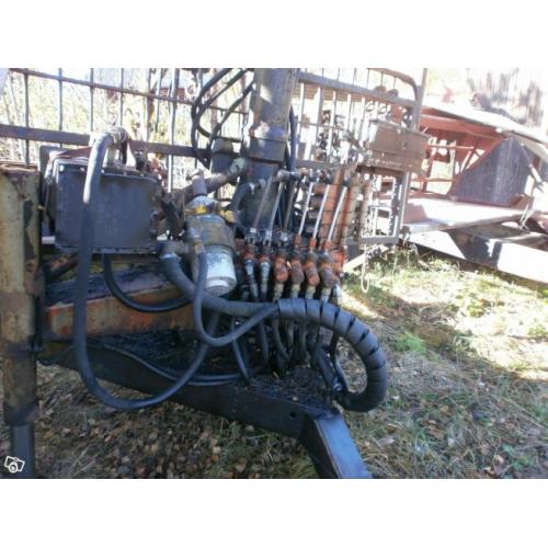 Timmervagn med hiabkran och stor grip