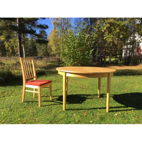 Matsalsbord med stolar