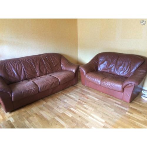 Soffgrupp, bokhyllor, TV-bänk och köksbord