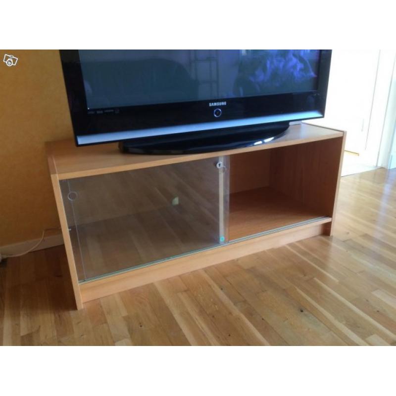 Soffgrupp, bokhyllor, TV-bänk och köksbord
