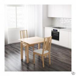 Matbord, stolar och kökslampa