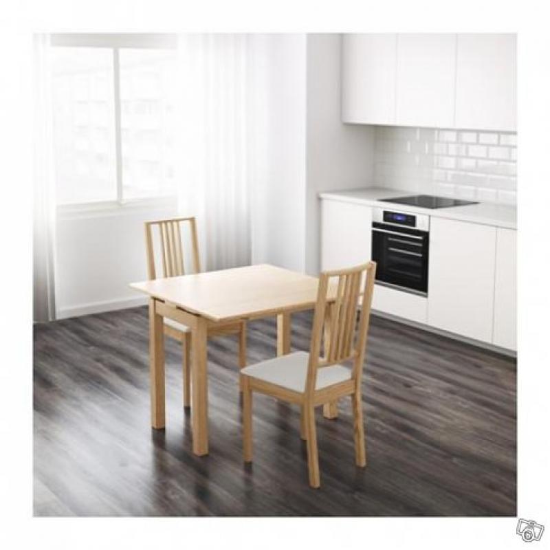 Matbord, stolar och kökslampa