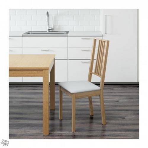 Matbord, stolar och kökslampa