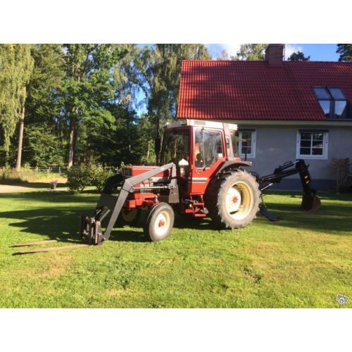 Traktor IH 585xl med lastare och grävaggregat