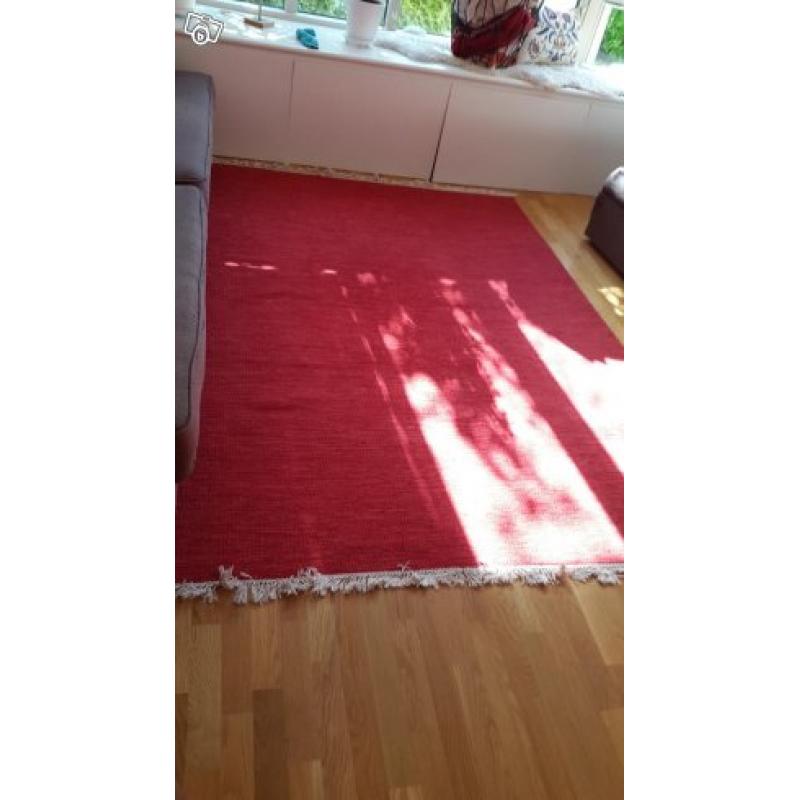 Fin och stor röd matta från Mio