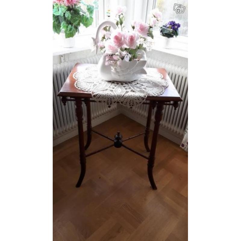 Antikt litet bord