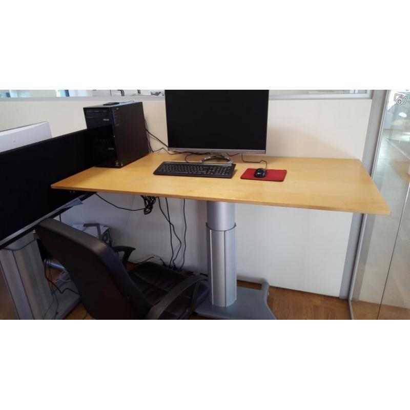 Höj och sänkbart skrivbord och stol