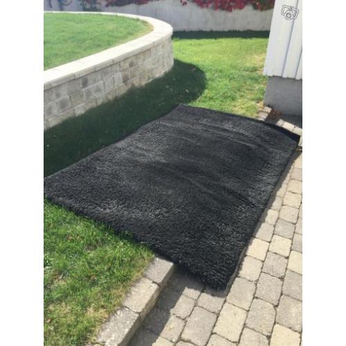 Svart ryamatta och fint äldre hörnskåp