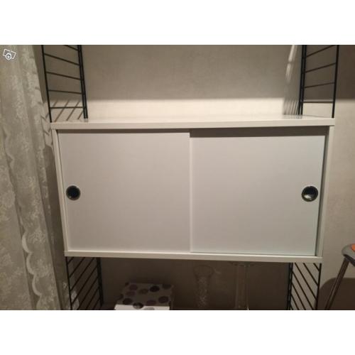 String skåp med skjutdörrar