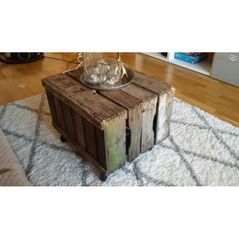 Soffbord, lampa.