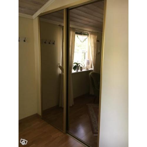 Två skjutbara garderobsdörrar med spegelglas