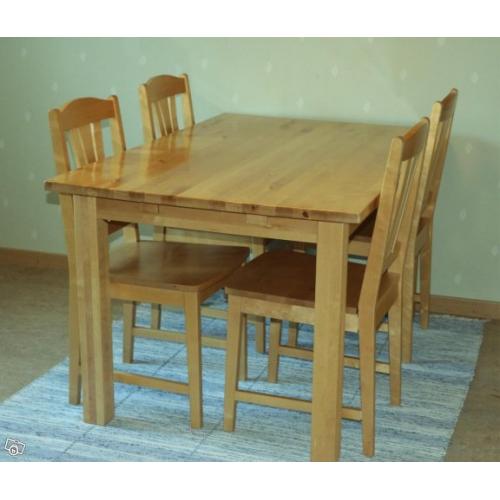 Matbord med fyra stolar