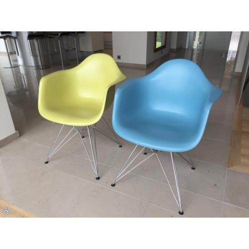 Två Eames Plastic Armchair DAR