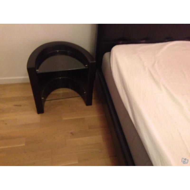 Nästan oanvänd säng med tillhörande sängbord