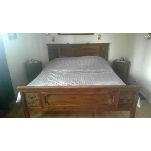 Indosängen med tillhörande sängbord